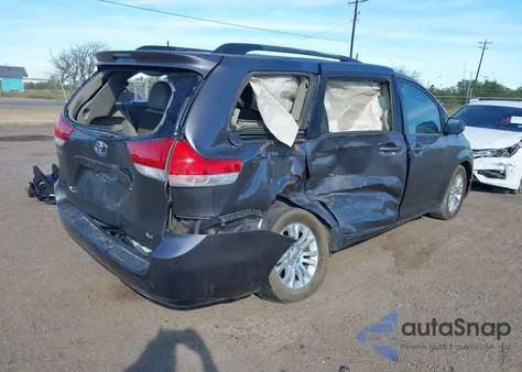 2013 Toyota Sienna Xle V6 8 Passenger z USA, uszkodzony, nr VIN 5TDYK3DCXDS299017